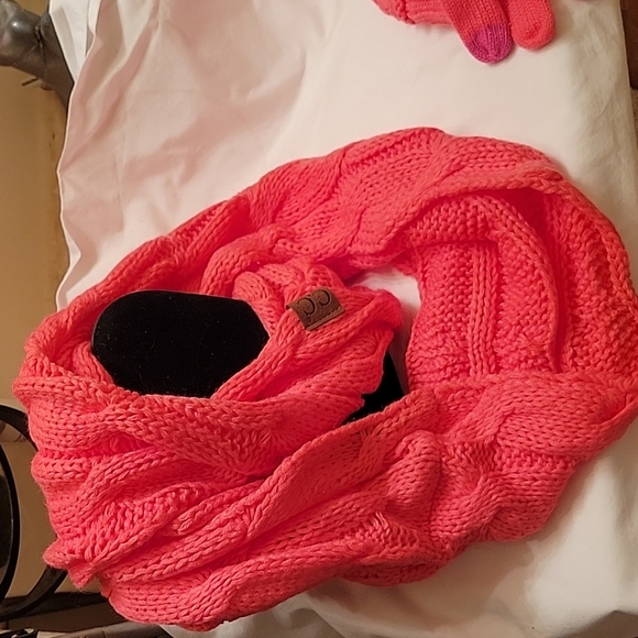 C.C. beanie, tech gloves and infinity scarf - Picture 4 of 9